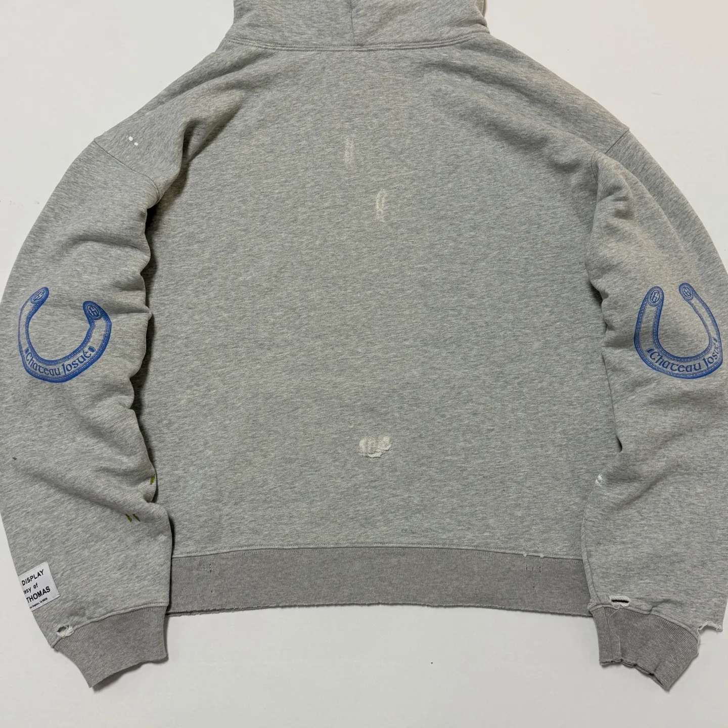 GALLERY DEPT. CHATEAU RANCH HOODIE/HEATER GRAY Horseshoe Winery Splashed Ink Destroyed Hoodie Washed Gray S-XL Assute Reactive Dyes Ready-made Horseshoe Fading Process Post-Fry Color Processing Super Heavy and Cumbersome Too Many Cuts and Hanging Wormhole Destruction Process➕Hand-Splashed Ink Very Time-consuming and Labor-intensive Correct Version Original Main Mark➕Large Main Mark➕Yellow Wash Mark The original BOXY short and wide version has not been changed at all. God-cut. Authentic level printing process. Post-washing treatment to show natural aging effect.